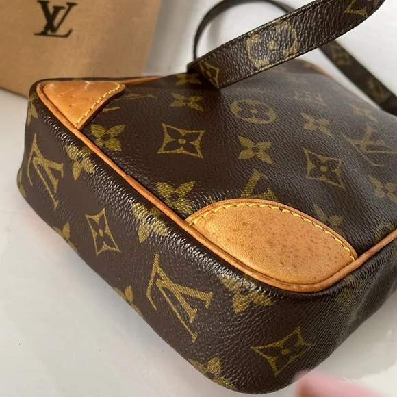 Authentic Louis Vuitton Monogram Danube Crossbody/Shoulder Bag. - Picture 5 of 17
